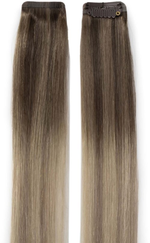 Zwei lange Haarverlängerungen mit Clips, braun und blond gemischt, glatt und glänzend.