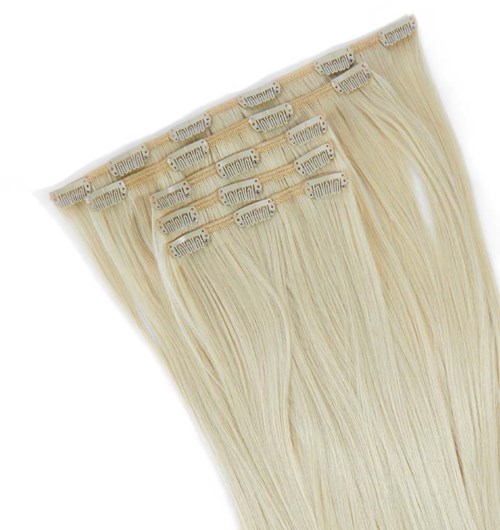 Blonde Haarverlängerungen mit Clips, ordentlich in mehreren Schichten angeordnet.
