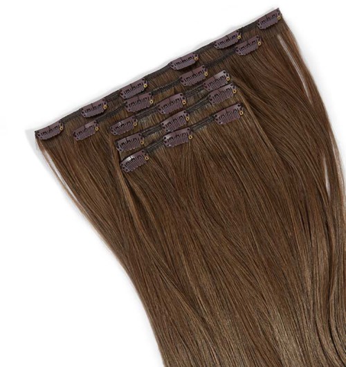 Braune Haarverlängerungen mit Clips auf weißem Hintergrund.