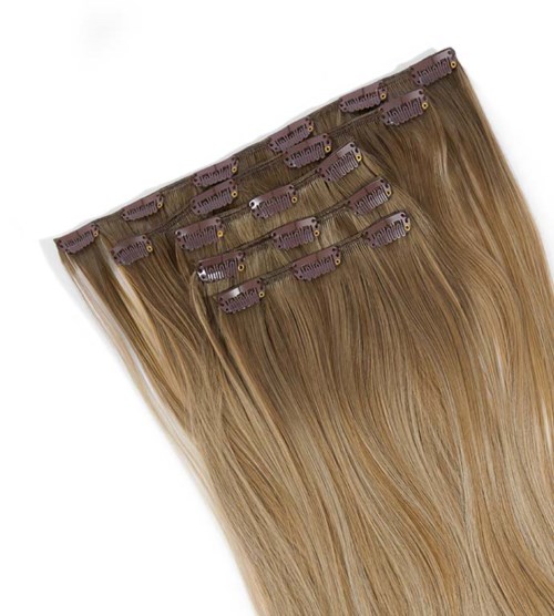 Blonde Haarverlängerungen mit kleinen Clips zum Befestigen anechtem Haar. Das Haar ist glatt und gerade.