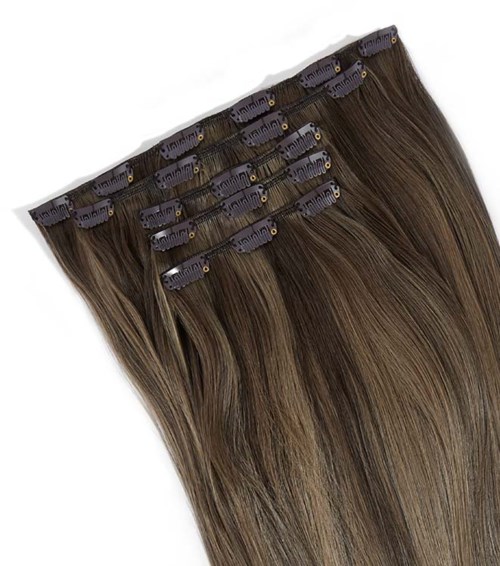 Haarverlängerungen mit Clips, natürliche braune Farbe, glatt und gerade, gestylte, mehrere Clip-Abschnitte zum Anbringen.