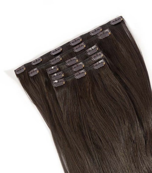 Mehrere dunkelbraune Haarverlängerungen mit Clips, ausgelegt in einer Fächerform.