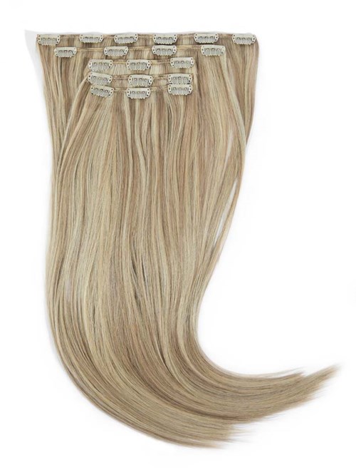 Blonde Haarverlängerungen, die an kleinen Clips befestigt sind, für einfaches Anlegen.