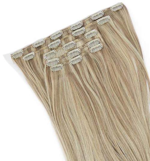 Mehrere blonde Haarverlängerungsklammern sind an langen, geraden Haaren befestigt.