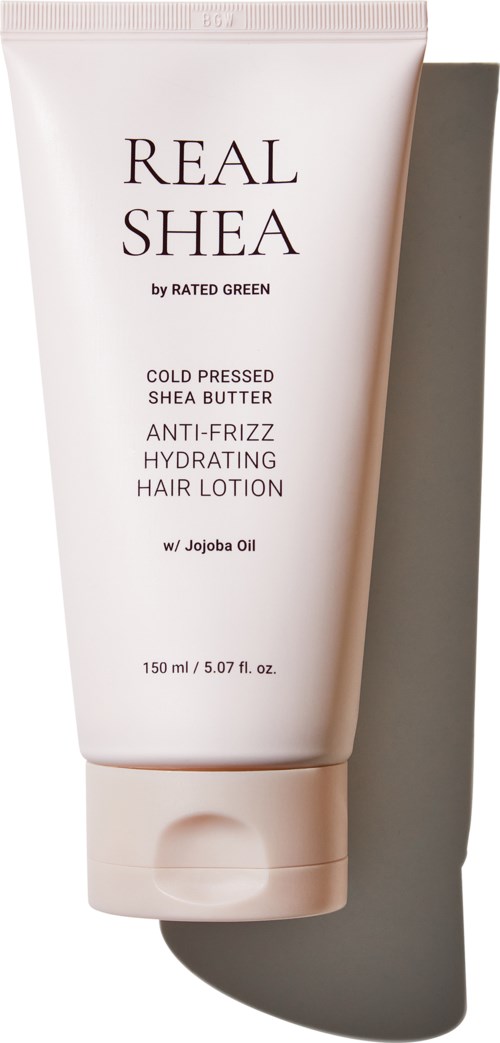 Een witte tube haarlotion met 'REAL SHEA' erop, met sheaboter en jojobaolie, op een grijze achtergrond.