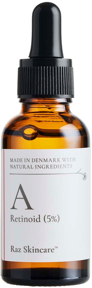 Liten bärnstensfärgad flaska med svart droppe, etiketten visar att den innehåller retinol (5%) för hudvård.