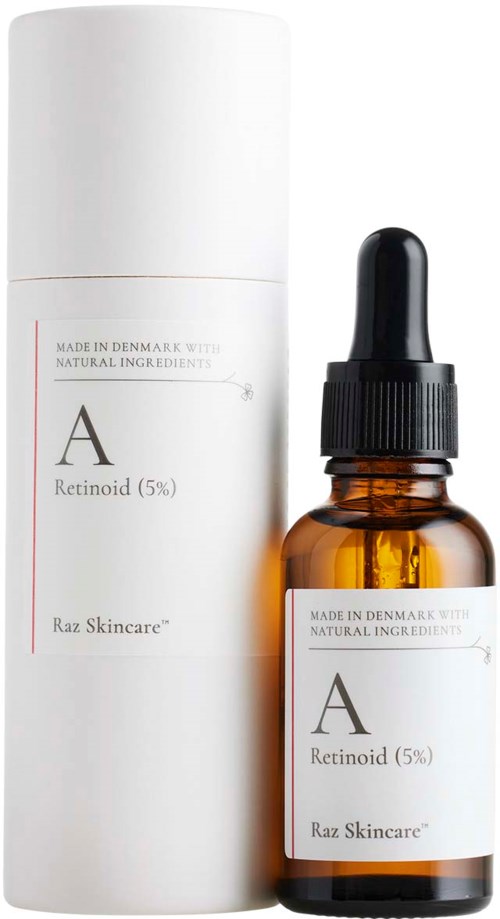 En liten bärnstensfärgad glasflaska med pipettlock, märkt 'Retinoid (5%) Raz Skincare', bredvid en hög vit cylindrisk förpackning.