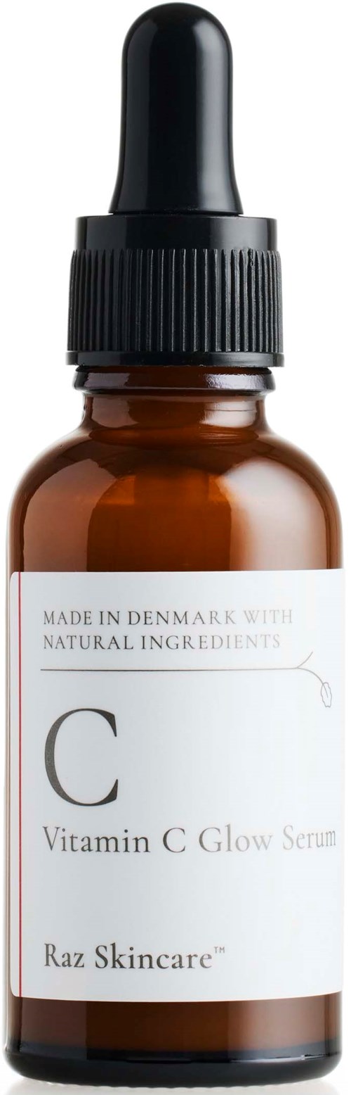 En liten brun flaska med svart pipettlock, märkt Vitamin C Glow Serum från Raz Skincare.