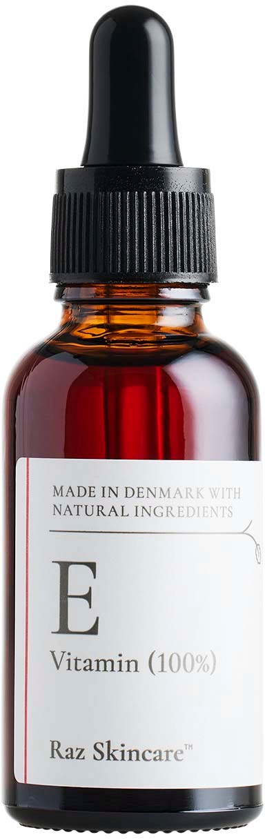 En liten brunsfärgad flaska med svart pipettlock, märkt E-vitamin, tillverkad i Danmark med naturliga ingredienser.
