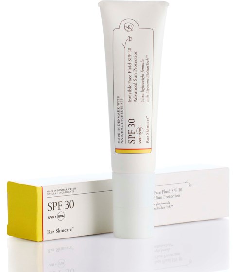 En vit solkrämsrör med SPF 30, placerad bredvid en matchande box, båda märkta Raz Skincare.