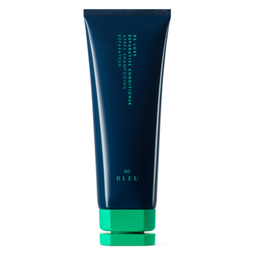 Eine blaue Tube mit grünem Deckel, beschriftet mit 'Bleu Relaxing Conditioning Rejuvenating Facial Bathing.'
