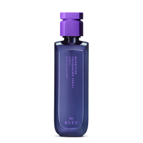 Eine blaue Flasche mit After Shave, lila Verschluss und weißem Text. Es steht 'MANIFER THERAPY' und 'PRO BLEU'.