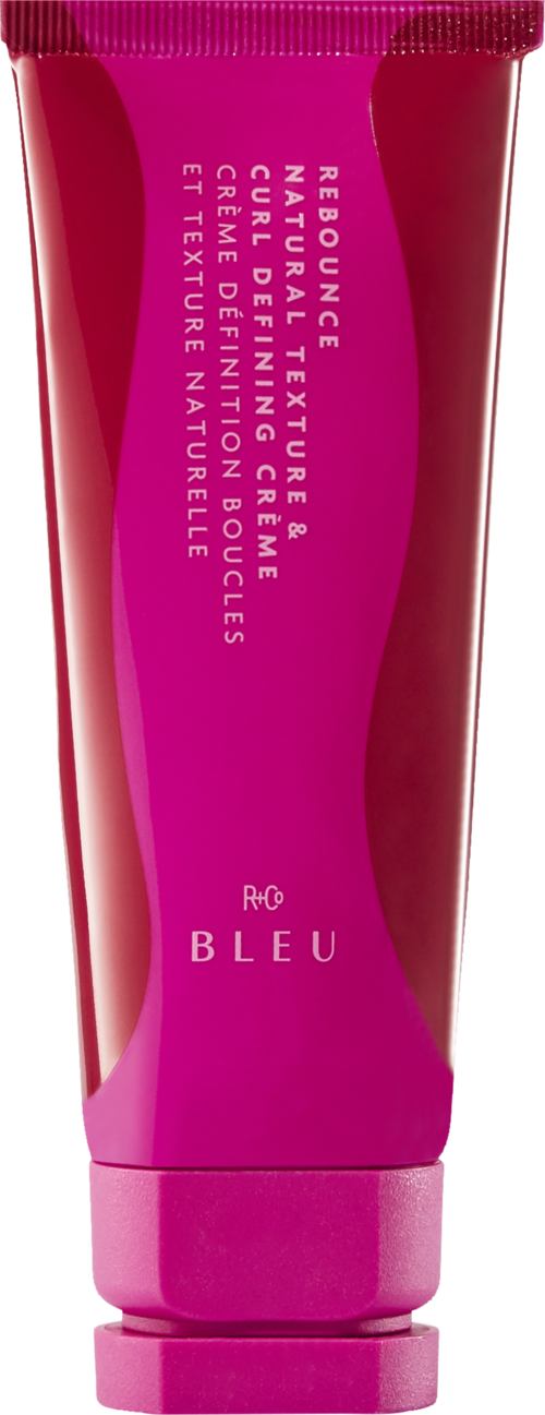 Rosa Tube mit Haarfärbekremse und Text. Produkt heißt R+Co Bleu und ist für natürliche, lebendige Haarfarbe.