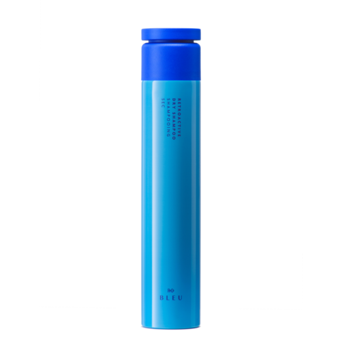 Eine lange blaue Flasche mit dunklerem blauen Deckel und minimalem Textdesign.