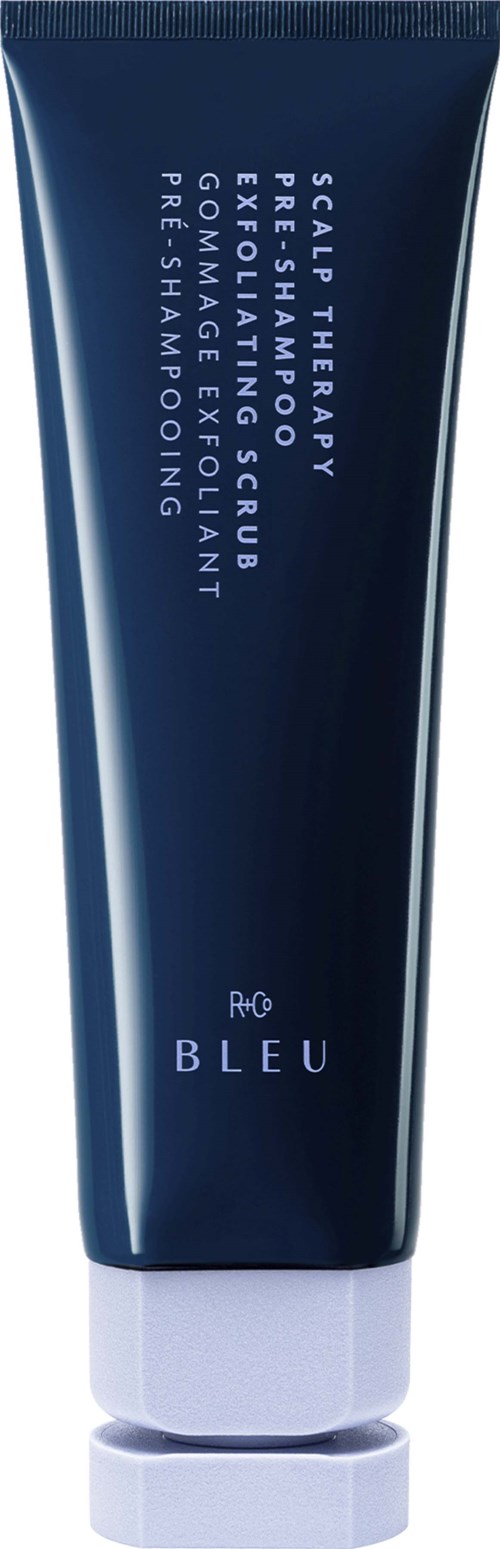 Eine blaue Tube Hautpflegeprodukt von R&Co Bleu mit exfolierenden und vorbereitenden Inhaltsstoffen.