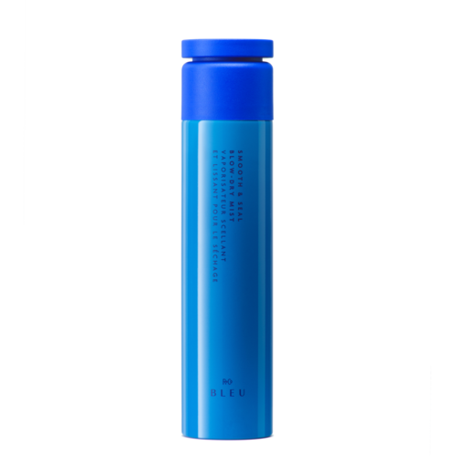 Eine lange, blaue zylindrische Flasche mit dunkler blauer Kappe, wahrscheinlich ein Kosmetik- oder Hautpflegeprodukt.