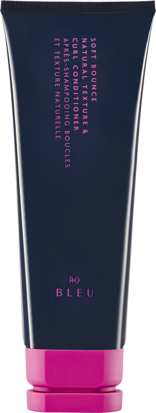Ein dunkelblauer Tube mit rosa Kappe; auf der Verpackung steht, dass es Hautpflege mit natürlichen Extrakten, Antioxidantien und Textur-Festigung enthält.