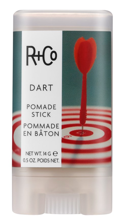 En R+Co Dart pomade med etikett som viser en dart som treffer midten av en skive.