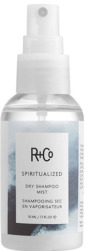 Een doorzichtige sprayfles met label R+Co Spiritualized Dry Shampoo Mist, 50 ml capaciteit.