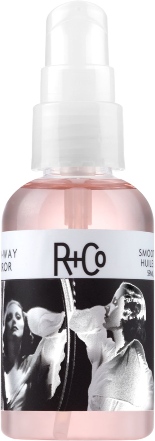 Kleine Sprühflasche mit einem Label, auf dem zwei Frauen zu sehen sind, eine spricht und die andere mit Mikrofon, in Schwarzweiß.