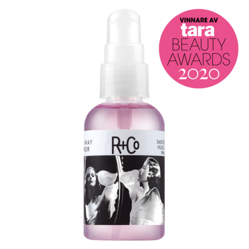 Eine rosa Sprühflasche mit Schwarzweißfotos und einem pinken Badge, der 2020 einen Preis gewann.