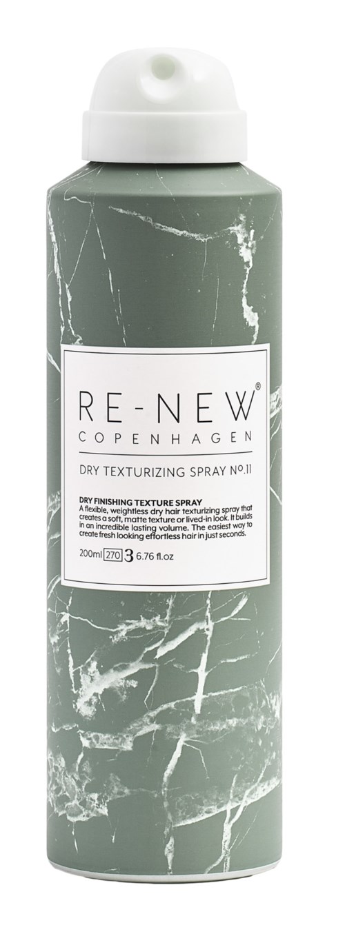 Eine grüne Sprühdose mit weißer Kappe, beschriftet 'RE-NEW Copenhagen' für trockenes Texturspray.