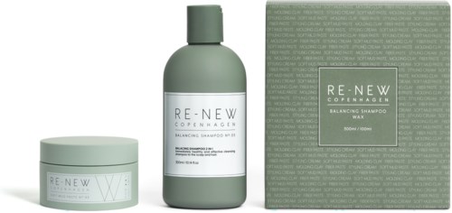 Drei nachhaltige Haarpflegeprodukte in grünen Behältern: ein Tiegel, eine Flasche und eine Schachtel mit weißen Etiketten.