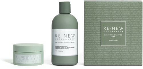 Ein Set grüner Haarpflegeprodukte mit einem Behälter, einer Flasche und einer Verpackung mit der Aufschrift 'Re-New Copenhagen'.
