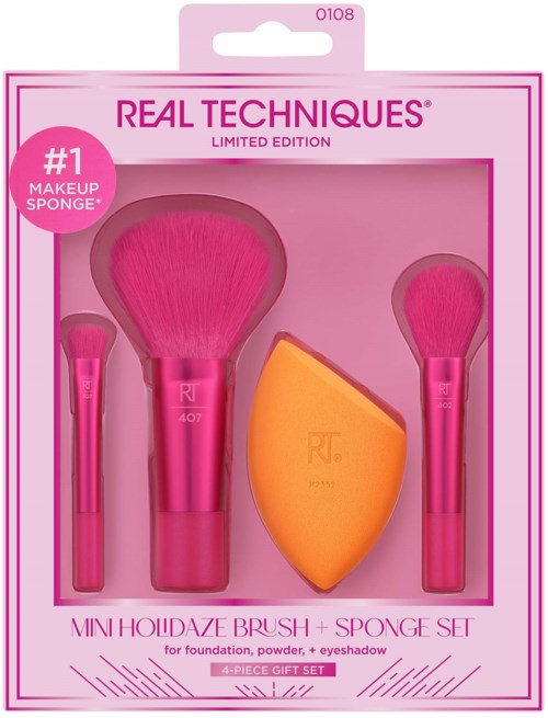 Ett rosa sminkborstset med två borstar, en svamp och ett lock, i förpackning märkt "Real Techniques".