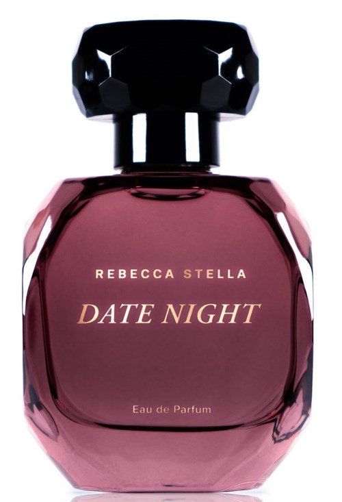 Een parfumfles met roze tint, zwarte dop en gouden letters die 'Rebecca Stella Date Night' zeggen.