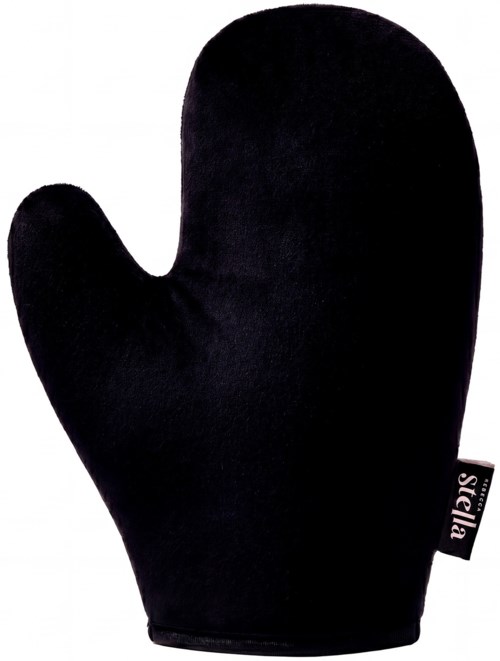 A black oven mitt with a tag that says SeLla, designed to protect hands while cooking.