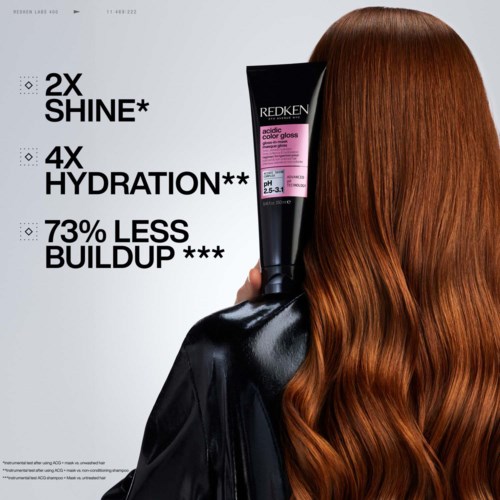 Een vrouw met lang, glanzend rood haar, houdt een haarproduct vast, met tekst over haarvoordelen.