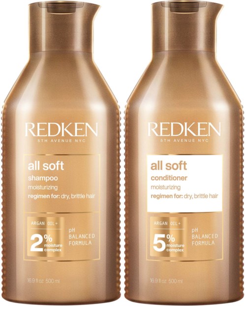 Twee gouden flessen Redken haarverzorgingsproducten, één voor shampoo en één voor conditioner, voor droog, broos haar.