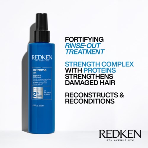 Blauwe fles met Redken haarbehandeling en opvallende tekst over versterken en herstellen beschadigd haar.