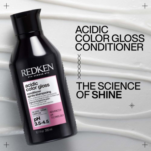 Een zwart flesje Redken Acidic Color Gloss Conditioner op een wit gestreept achtergrond, met productnaam en voordelen tekst.
