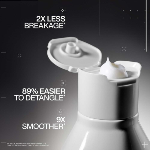 Een fles shampoo met tekst over voordelen: minder breuk, gemakkelijker te ontwarren, gladdere haar.