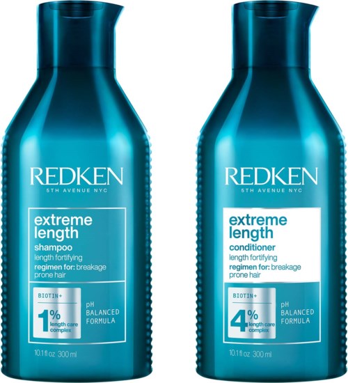 Twee blauwe flessen van Redken Extreme Length shampoo en conditioner naast elkaar. Ze zijn voor haarbreuk en haargroei.