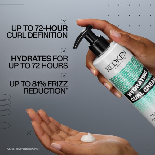 Dit is een fles haarcrème. Het belooft hydratatie, frizzvermindering en definitie van krullen tot 72 uur.