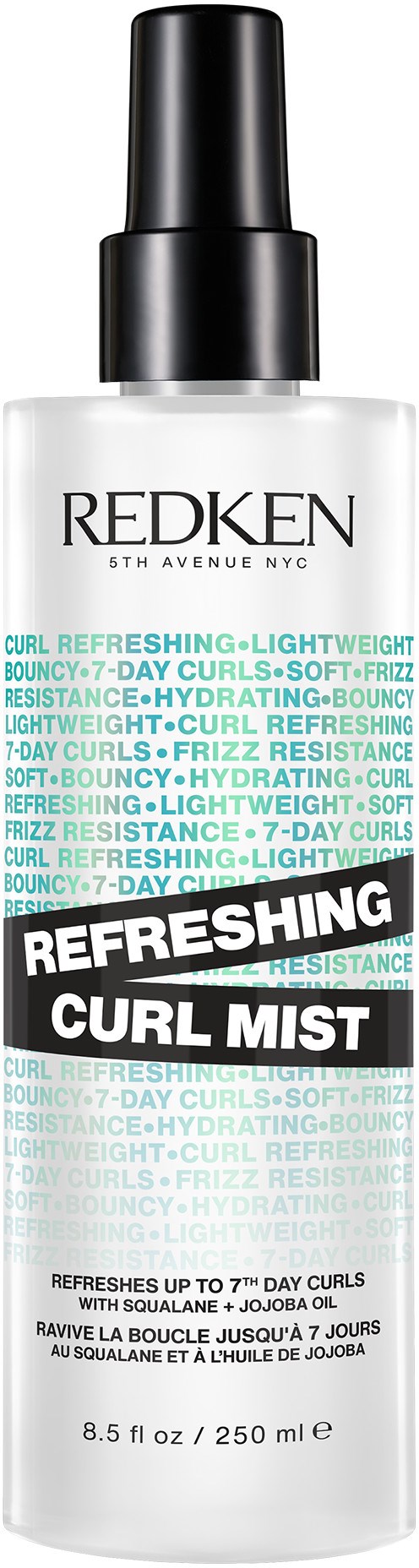 Een witte sprayfles met een zwarte spraykop. Tekst over krullen en opfrissen. Het merk is Redken.