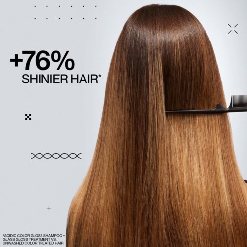 Lange, glanzende, gladde bruin haar dat wordt gekamd of gestyled. Tekst zegt dat het haar 76% glanzender is.