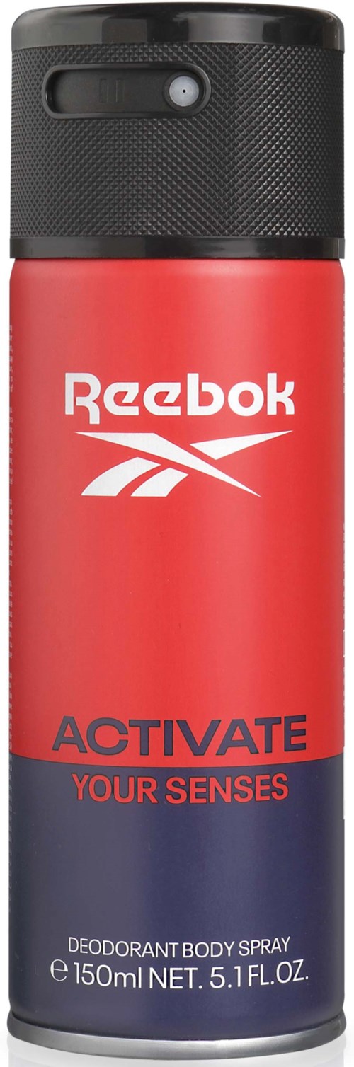 Een rode en blauwe Reebok deodorant sprays fles met zwarte dop en Reebok logo. Tekst zegt 'Activate Your Senses.'