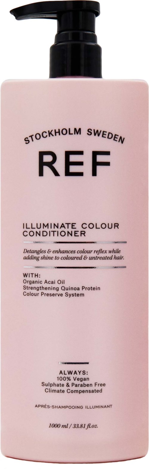 Eine rosa Flasche mit Pumpaufsatz, beschriftet 'REF Stockholm Sweden, Illuminate Colour Conditioner.' Es erwähnt Bio-Zutaten und vegane Formel.
