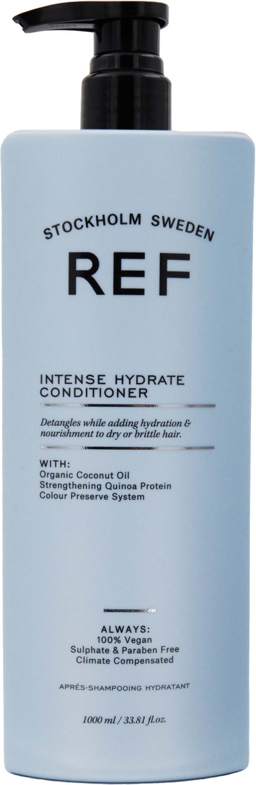 Vaaleansininen pullo mustalla pumpulla, jossa lukee 'REF Stockholm Sweden' ja 'Intense Hydrate Conditioner.'
