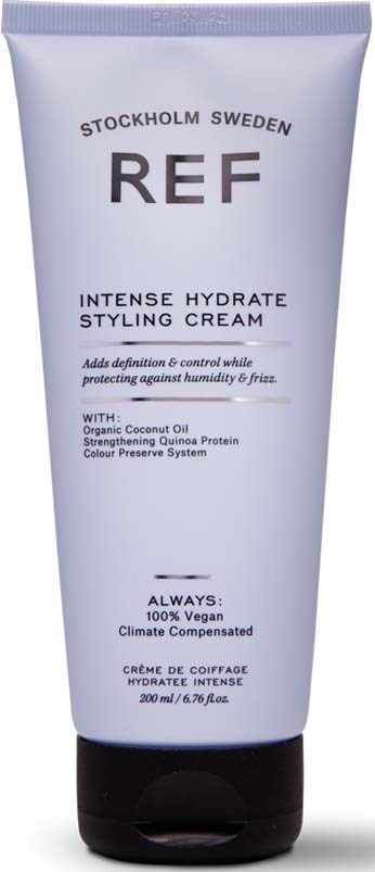 Eine weiße Tube mit der Aufschrift 'REF' für intensiv hydratisierende Stylingcreme, mit Angaben zu Inhaltsstoffen und veganen, klimafreundlichen Eigenschaften.