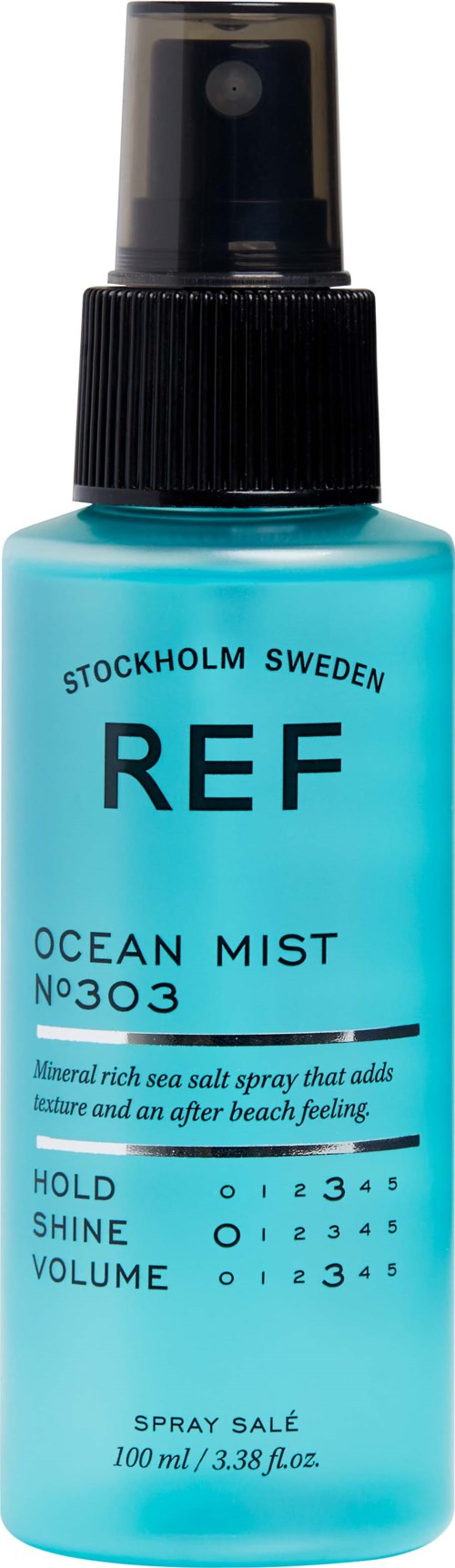 Blasflasche in Blau mit Beschriftung 'REF Ocean Mist No 303' aus Stockholm, Schweden. Hat Sprühkopf, enthält 100 ml Flüssigkeit.