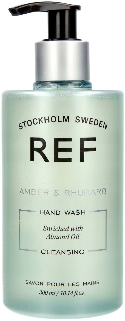 Een lichtgroene fles met een zwarte pomp, gemarkeerd 'REF' voor handwas met amandelolie, uit Zweden.