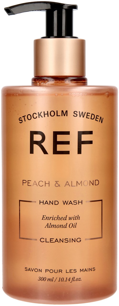 Een perzikkleurige fles met pomp bevat handwash verrijkt met amandelolie, gemarkeerd 'REF' uit Stockholm, Zweden.
