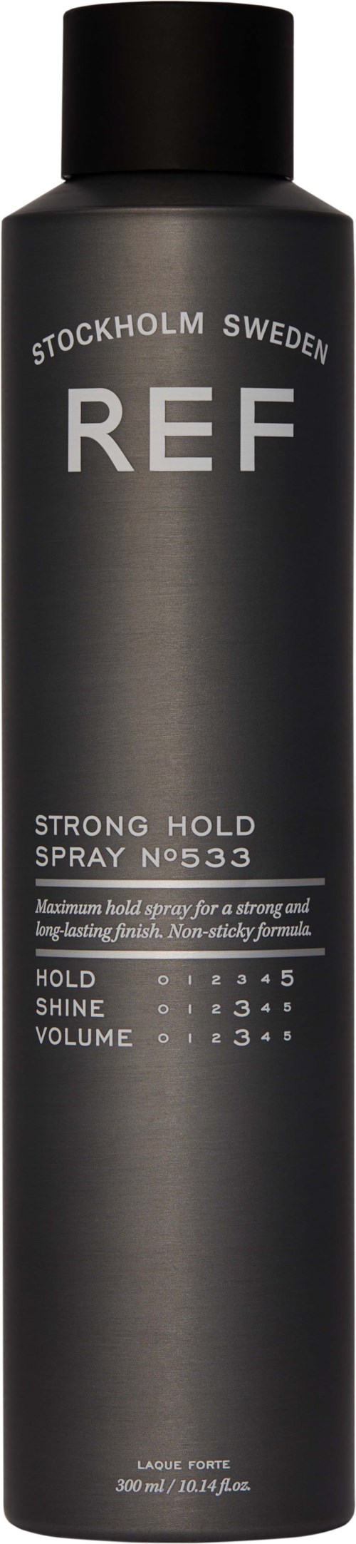 Een zwart cilindervormig flesje met witte tekst, gelabeld 'REF', uit Stockholm, Zweden, voor sterk haarspray.