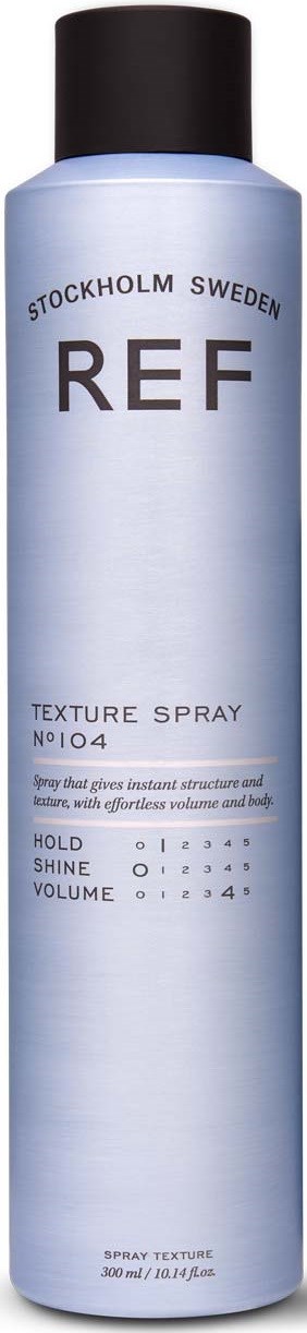 En lång, ljusblå sprayflaska märkt REF Texture Spray från Stockholm, Sverige, med svart lock och användarinstruktioner.