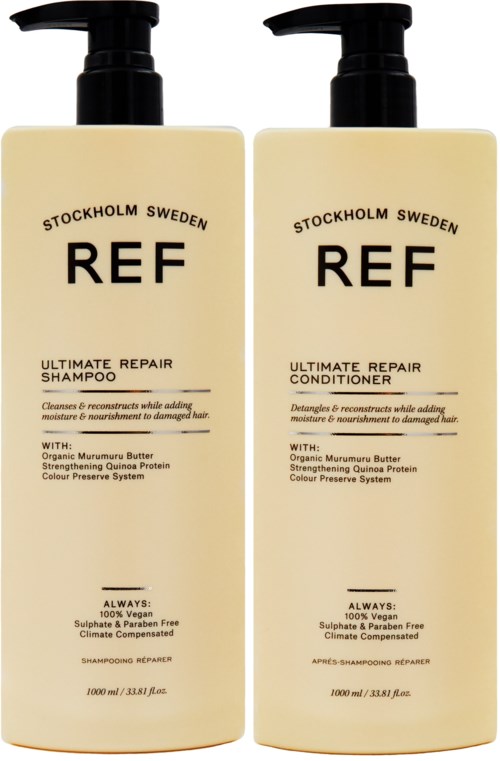 Zwei Flaschen Shampoo und Conditioner mit schwarzen Pumpen, beige Farbe, Beschriftung mit schwarzem Text, aus Stockholm, Schweden.